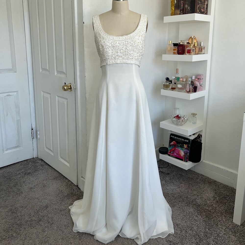 Elegant White Sleeveless Regency Empire Waist Wedding Gown